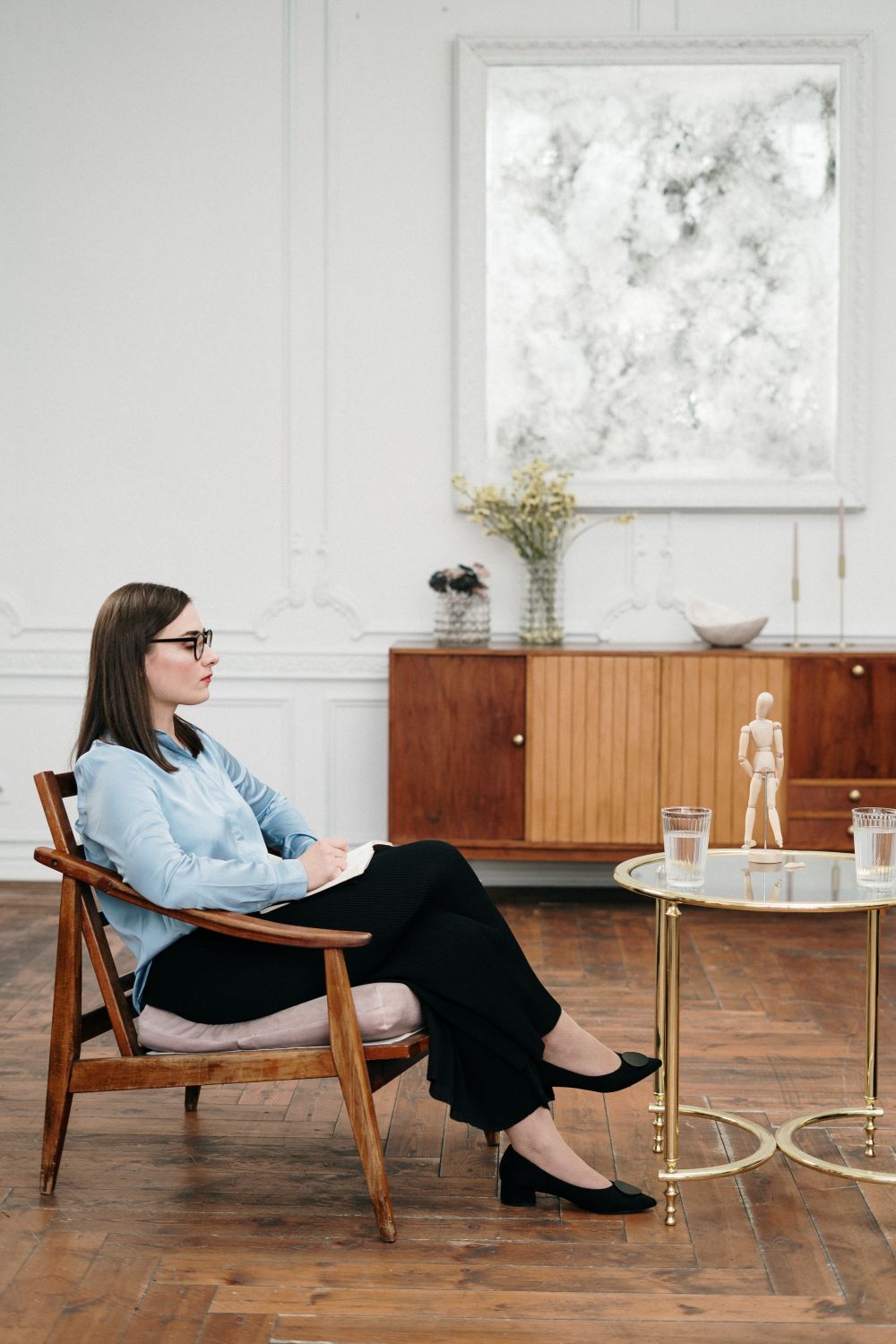 A clinician speaking with a client during a calm consultation